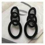 Oorbellen resin schakel zwart