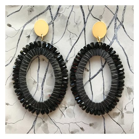 Oorbellen kraal raffia zwart