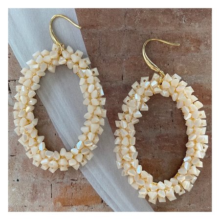 Oorbellen ovaal steen beige