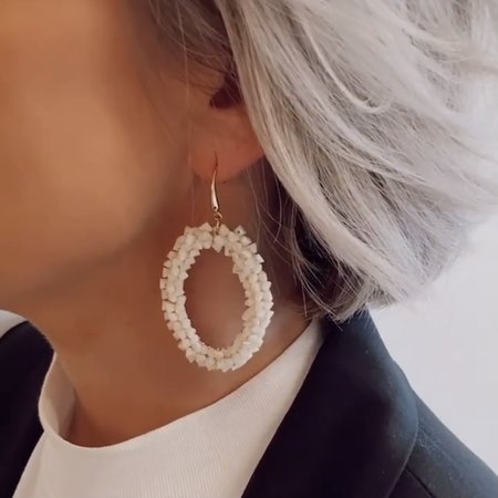 Oorbellen ovaal steen beige