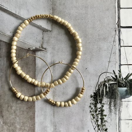 Oorringen rocaille beige
